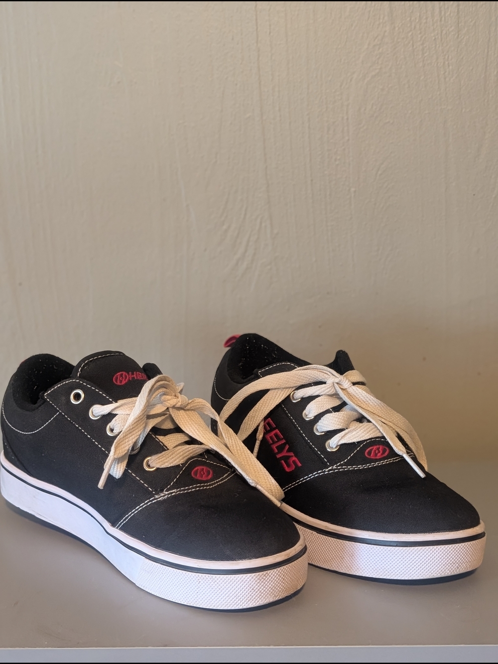 Heelys Pro 20 Youth Skate Shoes Black with White Laces